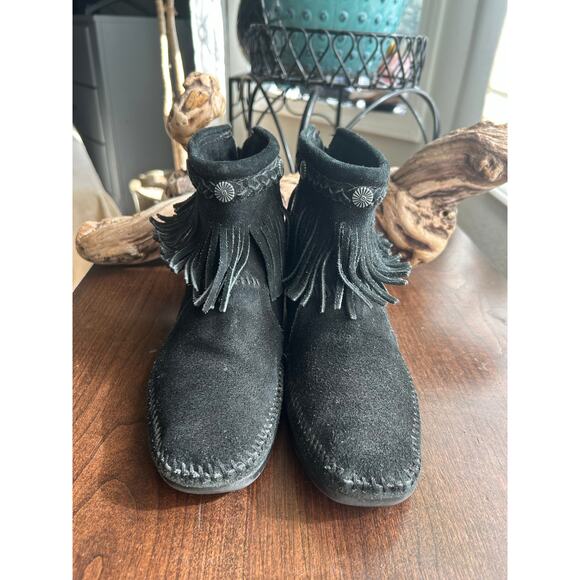 Minnetonka Black Leather Fringe Zip Ankle Boots Moccasins size 7 - Picture 2 of 7